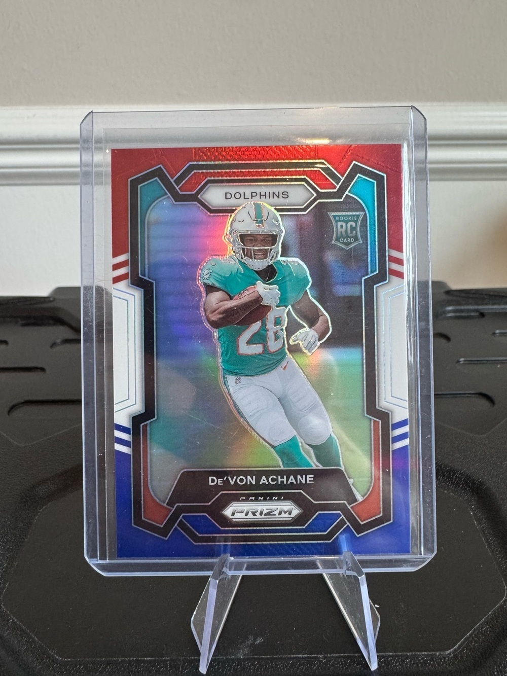 🔥 2023 DeVon Achane Panini Prizm Red White Blue Rookie Card. Miami dolphins